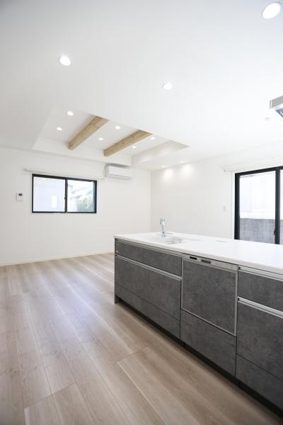 AG-HOUSE　光吉　A棟のキッチン|キッチン周囲はゆとりある通路幅を確保しており、複数人での調理やすれ違いもスムーズ。忙しい朝の家事動線やお子さまの出入りも安心で、快適に使える機能的なレイアウトです♪