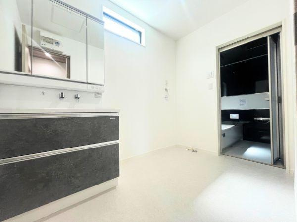 AG-HOUSE　光吉　A棟の独立洗面台|スタイリッシュな洗面化粧台と収納が魅力の清潔感あふれる洗面所。明るい自然光が差し込む窓付きで、湿気もこもりにくく快適。脱衣スペースとしても十分な広さがあり、毎日の身支度がスムーズに行えます♪