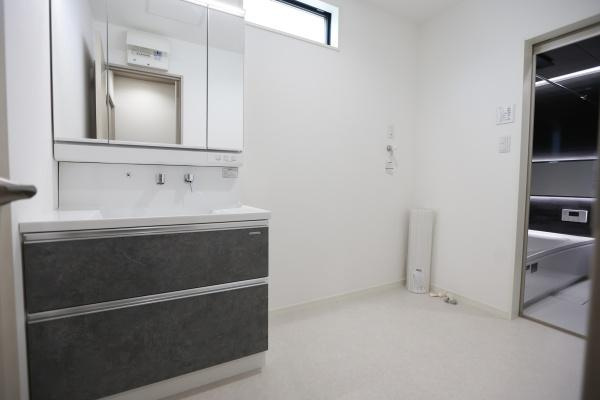 AG-HOUSE　光吉　A棟の独立洗面台|スタイリッシュな洗面化粧台と収納が魅力の清潔感あふれる洗面所。明るい自然光が差し込む窓付きで、湿気もこもりにくく快適。脱衣スペースとしても十分な広さがあり、毎日の身支度がスムーズに行えます♪