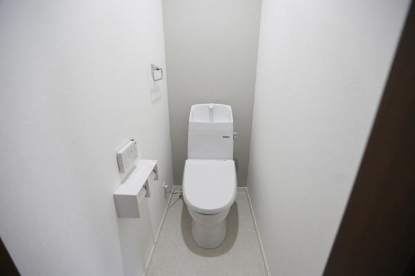 AG-HOUSE　光吉　B棟のトイレ|ホワイトを基調とした明るく清潔感のある2階トイレ。手洗い一体型タンクや壁付けリモコンなど、省スペースかつ機能的な設備が整っています♪