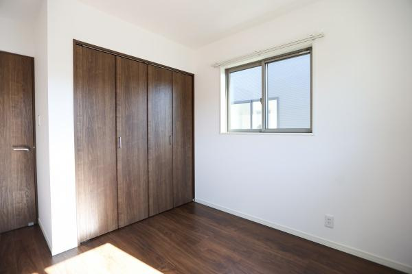 AG-HOUSE　光吉　B棟の洋室|深みのあるフローリングと建具が上質な印象を与える洋室。窓からは自然光が差し込み、明るく快適な空間に。クローゼット付きで収納力も確保されており、寝室や書斎、子ども部屋など多目的に使える一室です♪