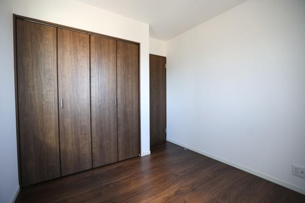 AG-HOUSE　光吉　B棟の洋室|上質感のあるダークカラーで統一された洋室は、シンプルながらも落ち着きのある空間。大きめのクローゼット付きで収納力も十分◎寝室や書斎、趣味の部屋など、ライフスタイルに合わせて柔軟に使える一室です！