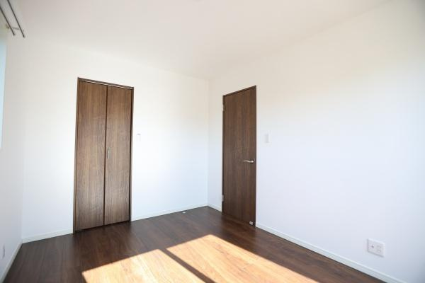 AG-HOUSE　光吉　B棟の洋室|やさしい光が差し込む、シンプルで使いやすい洋室。濃い木目のフローリングと建具が空間に落ち着きを与えどんなインテリアとも相性がいいです。クローゼット付きで収納力も確保されており寝室や趣味部屋に最適です！