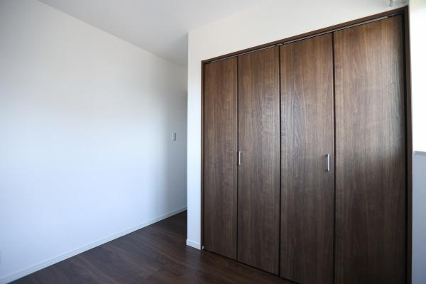 AG-HOUSE　光吉　B棟の洋室|陽光がたっぷりと差し込む明るい洋室は、落ち着いた木目の床と建具が魅力の空間。壁面収納も充実しており、お部屋をすっきりと使えます。ワークスペースや趣味部屋としても活躍するフレキシブルな一部屋です！