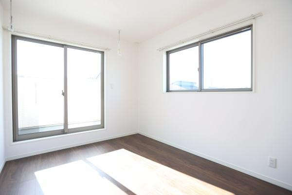 AG-HOUSE　光吉　B棟の洋室|大きな掃き出し窓と横長の窓からたっぷり光が差し込む明るく開放的な洋室。ダークブラウンのフローリングが上質な雰囲気を演出します。日当たりを活かして趣味や仕事部屋にもおすすめです♪