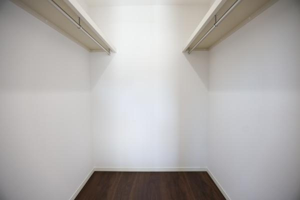 AG-HOUSE　光吉　B棟の収納|両側にハンガーパイプを備えたウォークインクローゼットは衣類をたっぷり収納できる広々とした空間。季節ごとの衣替え不要でバッグや帽子、スーツケースなどもまとめてスッキリ整理。日々の身支度も快適に行えます◎