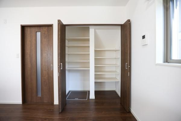 AG-HOUSE　光吉　B棟の収納|洗練されたグレーカラーが印象的なキッチンは、インテリア性と実用性を両立。対面式でリビングとのつながりも良く、家族との会話を楽しみながら調理できます。勝手口付きでゴミ出しや換気もスムーズです！