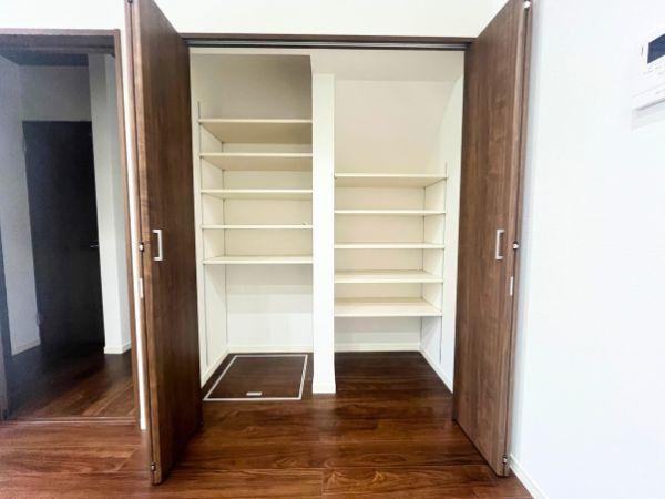 AG-HOUSE　光吉　B棟の収納|奥行きのある棚で日用品から書類、掃除用具までしっかり収まる便利な空間。可動棚付きで収納する物に合わせたレイアウト変更も可能。生活感を隠し、すっきりとした空間を保てます◎