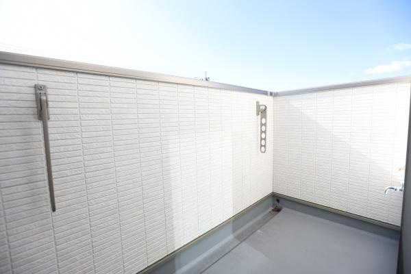 AG-HOUSE　光吉　B棟のバルコニー|陽当たりの良い開放的なバルコニーは、洗濯物や布団干しにぴったり。高めの壁で外からの視線を遮り、プライベートな空間としても活用できます！