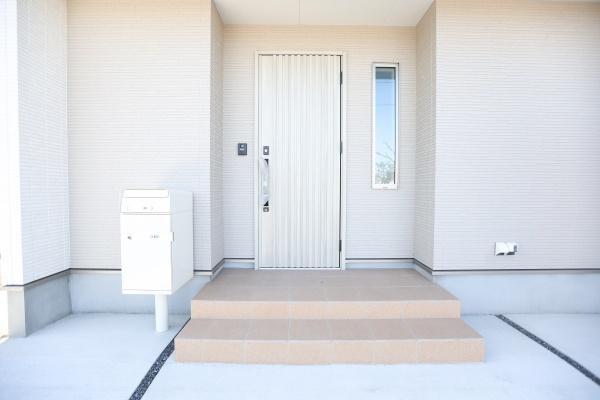AG-HOUSE　光吉　B棟の玄関|シンプルで清潔感のある玄関です。段差が少なく出入りがしやすい設計となっています。郵便受けも玄関横に設置されており利便性が感じられます。タイル張りのステップがアクセントとなっています。