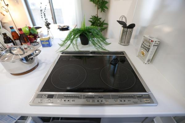 AG-HOUSE　光吉　B棟のキッチン|すっきりとしたフラットデザインの三口IHコンロは、お手入れが簡単で毎日の料理も快適。火を使わないため安全性が高く、小さなお子様やご年配の方がいるご家庭でも安心して使えます！