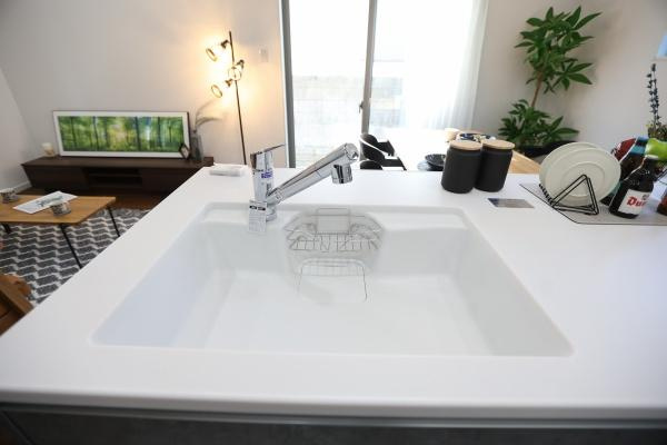AG-HOUSE　光吉　B棟のキッチン|ワイドシンクは、大きな鍋やフライパンも洗いやすく、家事効率を高めてくれる便利な設備。段差のない一体型カウンターで見た目もスッキリ、掃除も簡単です。シンプルで美しいデザインがキッチン全体に調和します！