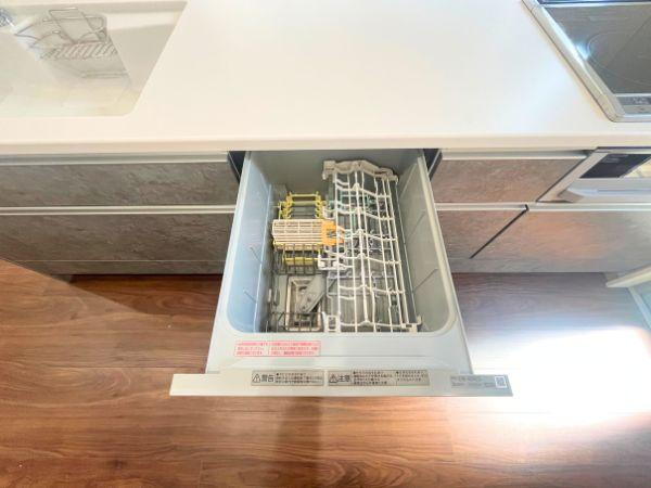 AG-HOUSE　光吉　B棟のキッチン|引き出し式のビルトイン食洗機は見た目すっきりで使い勝手も◎数の食器を一度に洗浄でき、手洗いよりも節水・時短が可能です。キッチンと一体化したデザインで空間の美しさを保ちつつ、日々の家事負担を軽減します！