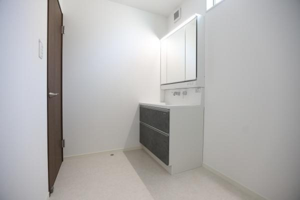 AG-HOUSE　光吉　B棟の独立洗面台|明るい光が差し込む洗面スペースは、広々とした設計で朝の支度もゆったり快適。面鏡収納と落ち着いた色味の洗面台が空間に上質感を添えています♪