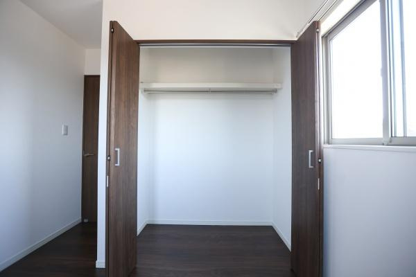 AG-HOUSE　光吉　B棟の洋室|奥行きのあるクローゼットには、ハンガーパイプと棚が備わっており、衣類や小物の整理に便利。両開きの扉で中身が一目で見渡せるため、出し入れもスムーズです。限られた空間を無駄なく活用できる実用的な収納です♪