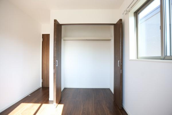AG-HOUSE　光吉　B棟の収納|深みのあるフローリングが印象的な洋室は落ち着きのある空間で寝室や書斎にもぴったり。窓からの自然光がやさしく差し込み明るさも十分。クローゼットも完備されており、収納力もありながら空間をすっきり保てます◎