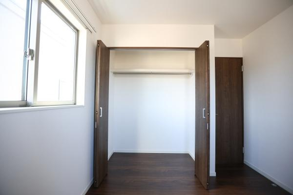 AG-HOUSE　光吉　B棟の収納|壁一面を活用したワイドクローゼットは衣類や小物をまとめてすっきり収納可能。開口が広く中が見渡しやすいため出し入れもラクラク。空間を有効に活用しながら洋室全体をシンプルに整える実用的な収納スペースです！