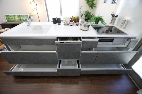 AG-HOUSE　光吉　B棟のキッチン|調理器具から食器、調味料までしっかり収まる引き出し収納が充実したシステムキッチン。深型・浅型の引き出しをバランスよく配置しており、用途に合わせた収納が可能。見た目もスッキリ、作業効率もアップします！