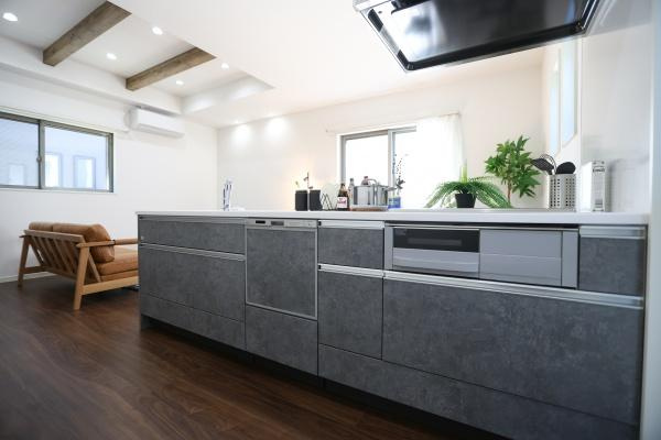 AG-HOUSE　光吉　B棟のキッチン|システムキッチンにすっきり収まるビルトイングリルは、魚やトーストはもちろん、グリル料理も手軽に楽しめる便利な設備。引き出し式で使いやすく、掃除も簡単。実用性も高い優秀な一台です♪