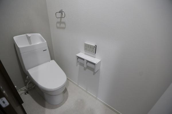 AG-HOUSE　光吉　B棟のトイレ|明るく清潔感のある1階トイレ。壁付けリモコンや手洗い一体型タンクなど、使い勝手と省スペース性にも配慮された実用的な設計です。