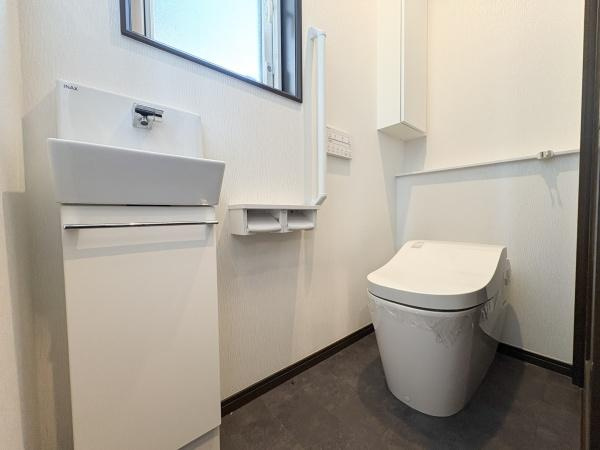京が丘南4丁目　中古のトイレ|清潔感のあるトイレ空間です。手洗い場が付いており使い勝手にも配慮されています。明るい窓が設置されているため換気もしやすい環境です。収納スペースもあり日用品の整理に便利です。