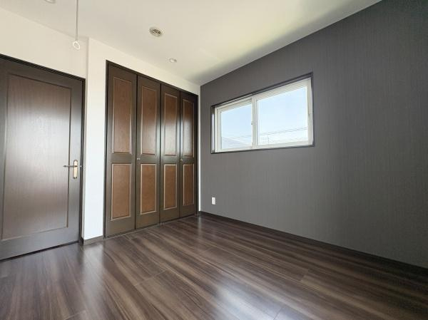 京が丘南4丁目　中古の洋室|落ち着きのある色合いの床と建具が特徴的です。二面採光で室内が明るい印象です。収納スペースも充実しています。シンプルなデザインで様々な用途に対応できます。壁と床のコントラストも魅力です。