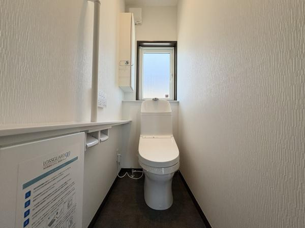 京が丘南4丁目　中古のトイレ|シンプルで使いやすいトイレ空間です。窓が設けられているため換気がしやすい設計となっています。白を基調とした内装が清潔感を演出しています。手すりや小物置きスペースがあり機能性にも配慮されています。
