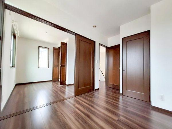 京が丘南　中古の洋室|2階洋室は間仕切りで行き来ができます