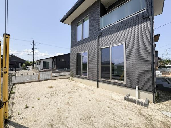 京が丘南4丁目　中古の庭|日当たりの良い庭スペースが広がっています。シンプルな外観と調和した使いやすい庭です。フェンスで囲われているので安心してご利用いただけます。お手入れもしやすい設計となっています。