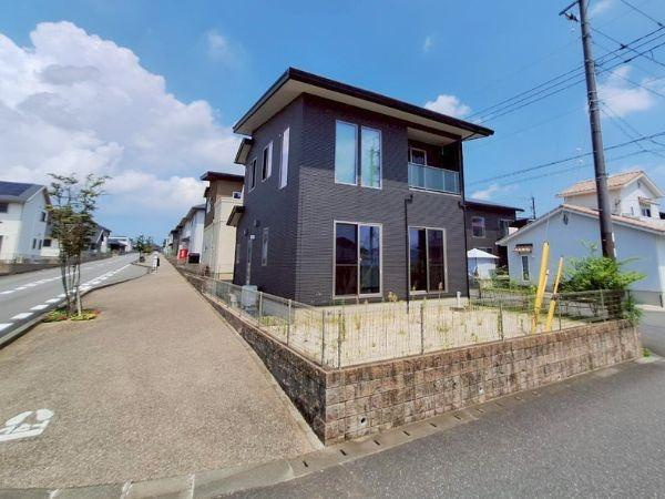 京が丘南　中古の前面道路含む現地写真|解放感のある角地
