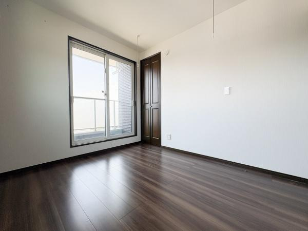 京が丘南4丁目　中古の洋室|明るい光が差し込む洋室です。シンプルな内装でさまざまなインテリアとも合いやすい空間となっています。床は落ち着いた色合いでお手入れもしやすい仕様です。バルコニーに直接出られる窓も魅力的です。