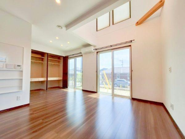 京が丘南　中古の居間・リビング|大きな窓から明るい光が差し込みます♪