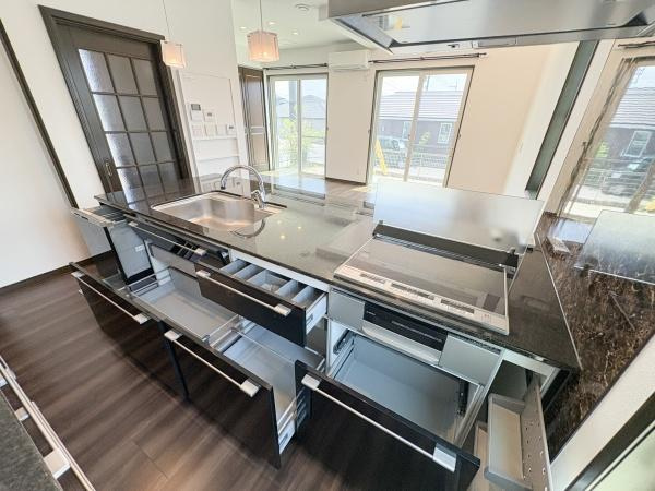 京が丘南4丁目　中古のキッチン|広々としたキッチン空間が広がり大きな窓から明るい光が差し込みます。収納が豊富に備わっているため整理整頓がしやすい仕様です。清潔感のあるデザインでIHコンロやシンクも使いやすい配置です。