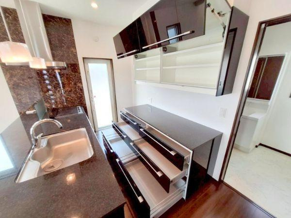 京が丘南　中古のキッチン|カップボードもあるので収納豊富