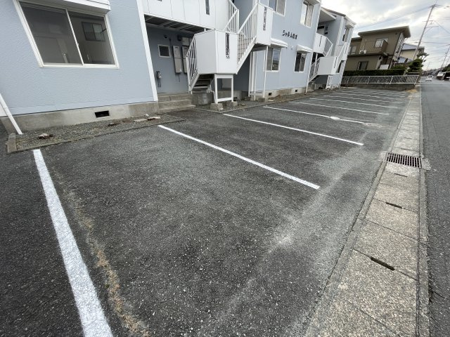 シャルム松木の駐車場