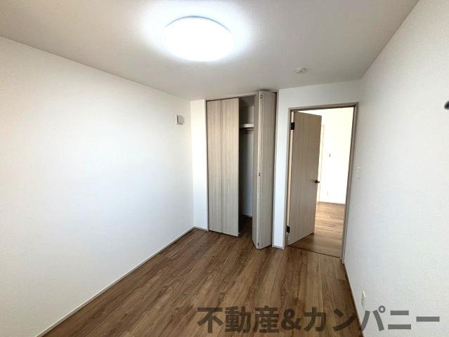 カゾクの家。立地の良いデザイン住宅。の洋室|使い勝手のいい洋室です