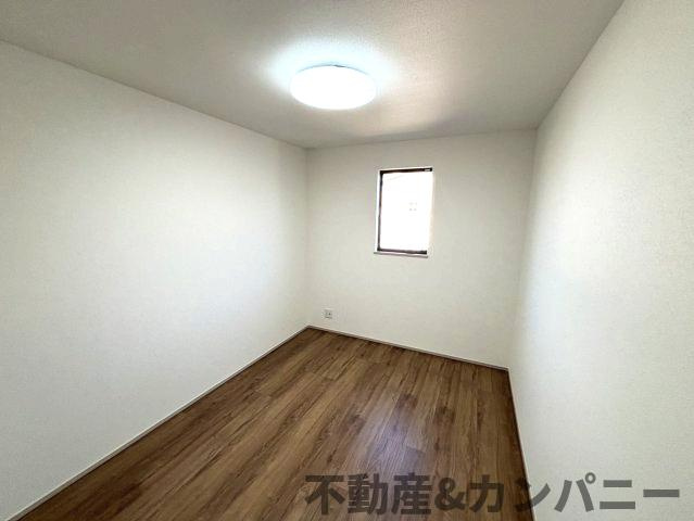 カゾクの家。立地の良いデザイン住宅。の洋室|使い勝手のいい洋室です