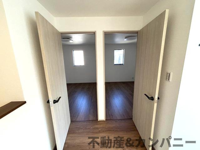 カゾクの家。立地の良いデザイン住宅。の洋室|明るい洋室です