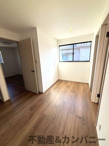 カゾクの家。立地の良いデザイン住宅。の洋室|コンパクトで使いやすい洋室です