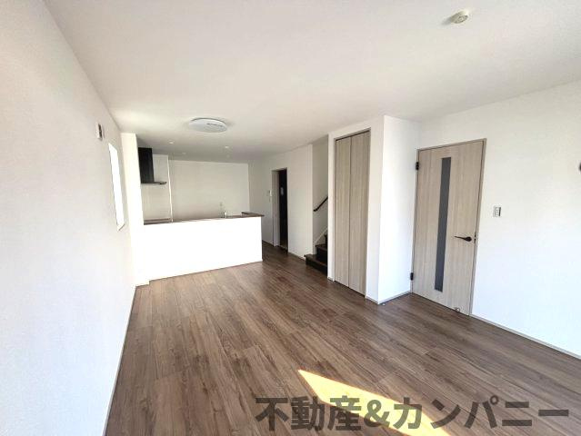 カゾクの家。立地の良いデザイン住宅。の居間・リビング|おしゃれな居間です