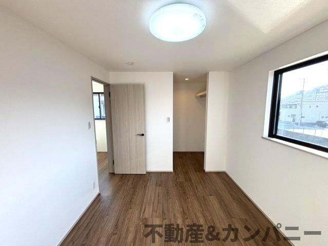 カゾクの家。立地の良いデザイン住宅。の洋室|コンパクトで使いやすい洋室です