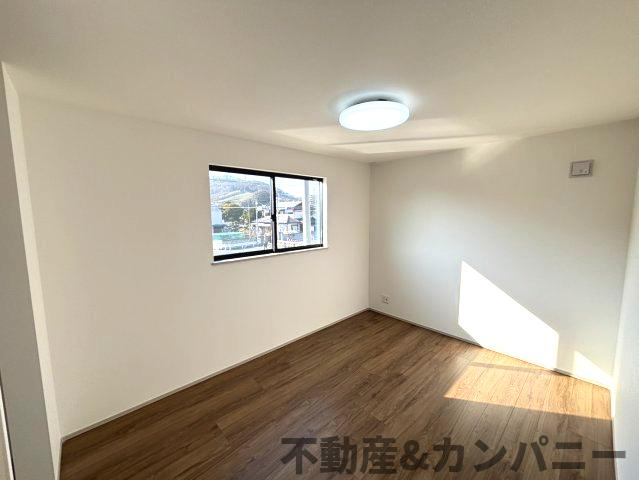 カゾクの家。立地の良いデザイン住宅。の洋室|洋室です