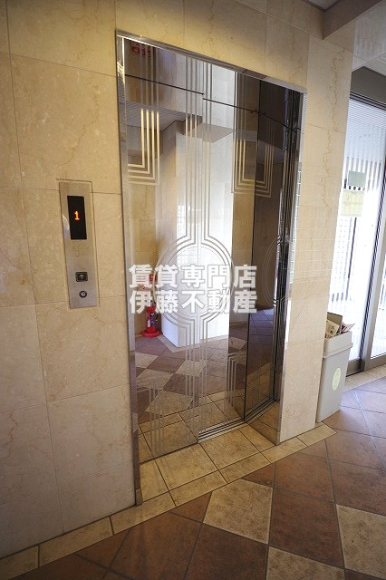 サンズコーポ市場木のロビー