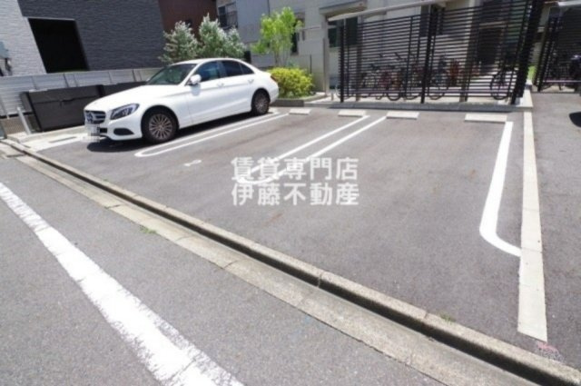 ソレイユＡの駐車場