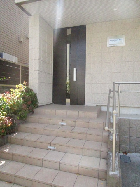 世田谷区代沢２丁目の賃貸マンションのエントランス|オートロック付きのエントランス
