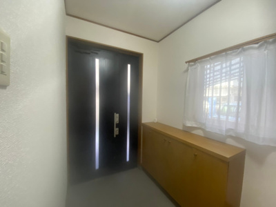 【玄関】 | 浅香山町３丁　中古戸建 | 明るい玄関です