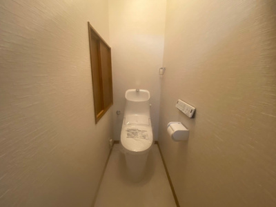 【トイレ】 | 浅香山町３丁　中古戸建 | 清潔感のあるトイレです
