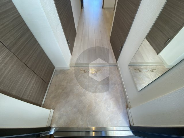 ラドゥセール荒本の玄関