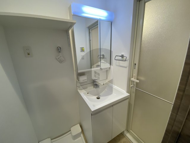 ラドゥセール荒本の独立洗面台