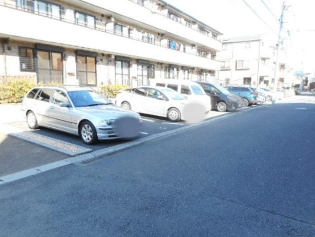 イン　クローバーの駐車場